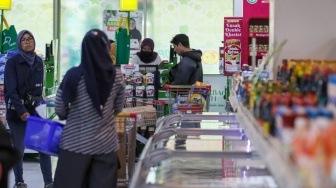 Warga berbelanja kebutuhan pokok di salah satu swalayan di Jakarta, Rabu (16/7/2025). [Suara.com/Alfian Winanto]
