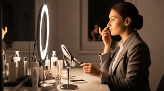 Bingung Urutan Skincare saat Kerja Shift Malam? Ini Step yang Benar Menurut Dokter