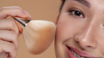 7 Bedak Ringan untuk Makeup No Makeup Look, Bikin Kulit Tampak Natural dan Segar