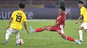 Pesepak bola Timnas U23 Indonesia Arkhan Fikri (kedua kanan) berusaha merebut bola dari pesepak bola Timnas U23 Brunei Darussalam Muhammad Haziq Naqiuddin Bin Syamra (kiri) dalam pertandingan penyisihan Grup A Piala AFF U-23 2025 di Stadion Utama Gelora Bung Karno (SUGBK), Senayan, Jakarta, Selasa (15/7/2025). [ANTARA FOTO/Dhemas Reviyanto/mrh/foc]