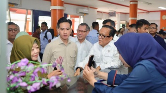 Wapres Gibran Tinjau Penyaluran Bantuan Subsidi Upah di Tangerang