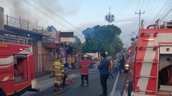 Detik-detik Mencekam Kebakaran di Jagalan Solo, Toko Madura dan Konter HP Ludes