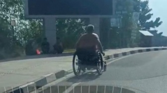 Viral Turis Asing Sendirian Pakai Kursi Roda ke Puncak Waringin Labuan Bajo, Endingnya Bikin Haru!