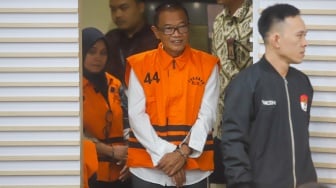 Direktur Jenderal Pembinaan Penempatan Tenaga Kerja dan Perluasan Kesempatan Kerja (Binapenta & PKK) Kementerian Ketenagakerjaan (2020 - 2023) Suhartono ditahan usai menjalani pemeriksaan di Gedung Meraah Putih KPK, Jakarta, Kamis (17/7/2025).  [Suara.com/Alfian Winanto]