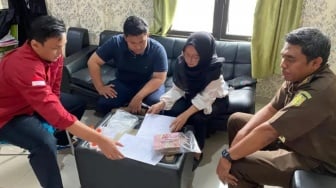 Heboh! Tersangka Korupsi Alkes Karanganyar Bawa Sekoper Uang untuk Dikembalikan