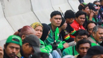Massa Driver ojek online (ojol) yang tergabung dalam Aliansi Taktis 'Aksi 177' URC Bergerak Bersama menggelar aksi demo di kawasan Monas, Jakarta, Kamis (17/7/2025). [Suara.com/Alfian Winanto]