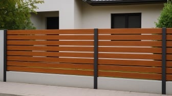 15 Desain Pagar Rumah Sederhana Tapi Cantik, Bikin Hunian Estetik Tak Harus Mahal!
