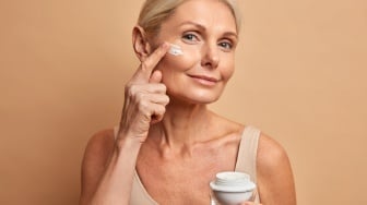 6 Pilihan Merk Skincare untuk Usia 50 Tahun ke Atas Rekomendasi Dokter Kulit, Harga Murah!