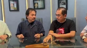 Kelakar Roy Suryo! Siap Adu Fisik Ijazah Jokowi, Punya 10 Pembanding yang Asli