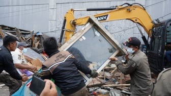 Beko Ratakan Puluhan Bangunan Liar di Terminal Cibinong, Warung Miras Ilegal Ikut Digusur