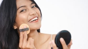 Cushion Vs Bedak Two Way Cake, Mana yang Lebih Bagus dan Awet untuk Wajah?