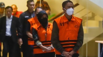 Foto kolase Para tersangka kasus gratifikasi terkait pengurusan rencana Penggunaan Tenaga Kerja Asing (RPTKA) ditahan usai menjalani pemeriksaan di Gedung Meraah Putih KPK, Jakarta, Kamis (17/7/2025).  [Suara.com/Alfian Winanto]
