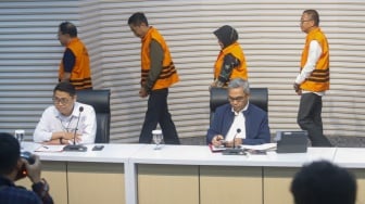 Foto kolase Para tersangka kasus gratifikasi terkait pengurusan rencana Penggunaan Tenaga Kerja Asing (RPTKA) ditahan usai menjalani pemeriksaan di Gedung Meraah Putih KPK, Jakarta, Kamis (17/7/2025).  [Suara.com/Alfian Winanto]