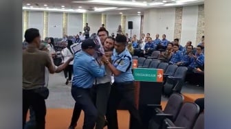 Viral Massa Protes saat Paripurna DPRD Sumut, Suarakan Keadilan untuk Buruh Korban PHK
