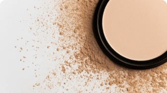 Bedak Apa yang Cocok untuk Kulit Berminyak? Intip 5 Rekomendasi Produknya Mulai Rp35 Ribuan