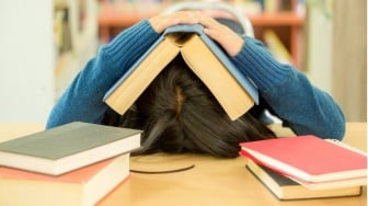 Drama FOMO Buku: Ketika Literasi Jadi Ajang Pamer dan Tekanan Sosial