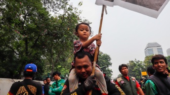 Massa Driver ojek online (ojol) yang tergabung dalam Aliansi Taktis 'Aksi 177' URC Bergerak Bersama menggelar aksi demo di kawasan Monas, Jakarta, Kamis (17/7/2025). [Suara.com/Alfian Winanto]