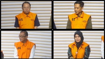 Foto kolase Para tersangka kasus gratifikasi terkait pengurusan rencana Penggunaan Tenaga Kerja Asing (RPTKA) ditahan usai menjalani pemeriksaan di Gedung Meraah Putih KPK, Jakarta, Kamis (17/7/2025).  [Suara.com/Alfian Winanto]