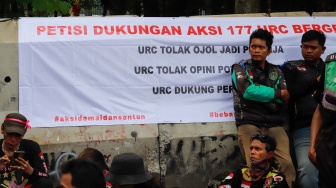 Massa Driver ojek online (ojol) yang tergabung dalam Aliansi Taktis 'Aksi 177' URC Bergerak Bersama menggelar aksi demo di kawasan Monas, Jakarta, Kamis (17/7/2025). [Suara.com/Alfian Winanto]