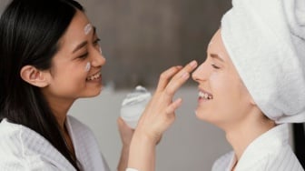 5 Pelembap untuk Kulit Kering yang Bagus dan Murah: Bisa Glowing dengan Bujet Terbatas