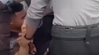 Viral Detik-Detik Polisi Ternate Menangis Histeris Dijemput Propam di Depan Warga