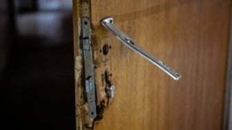 Fatal! Dobrak Pintu Dikira Ada 'Pacar Gelap', Pria Ini Syok Tahu Siapa yang Dipukulnya