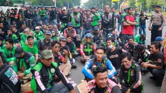 Massa Driver ojek online (ojol) yang tergabung dalam Aliansi Taktis 'Aksi 177' URC Bergerak Bersama menggelar aksi demo di kawasan Monas, Jakarta, Kamis (17/7/2025). [Suara.com/Alfian Winanto]