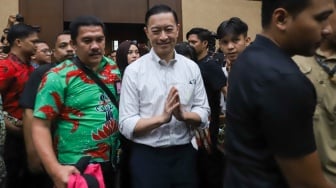 Terdakwa Mantan Menteri Perdagangan Thomas Trikasih Lembong atau Tom Lembong bersiap menjalani sidang putusan di Pengadilan Tipikor, Jakarta, Jumat (18/7/2025). [Suara.com/Alfian Winanto]