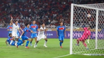 Proses terciptanya gol bunuh diri dalam pertandingan penyisihan Grup A Piala AFF U-23 2025 antara Timnas Indonesia U-23 melawan Filipina U-23 di Stadion Utama Gelora Bung Karno (SUGBK), Senayan, Jakarta, Jumat (18/7/2025). [Suara.com/Alfian Winanto]