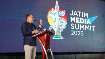 Sekretaris Daerah (Sekda) Provinsi Jawa Timur Adhy Karyono memberikan sambutan saat pembukaan acara Jatim Media Summit (JMS) 2025 di Whiz Luxe Hotel, Surabaya, Kamis (17/7/2025). [Foto: Dokumentasi JMS]
