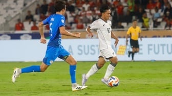 Pesepak bola Timnas Indonesia U-23 Arkham Fikri berusaha melewati Pemain Timnas Filipina U-23 dalam pertandingan penyisihan Grup A Piala AFF U-23 2025 di Stadion Utama Gelora Bung Karno (SUGBK), Senayan, Jakarta, Jumat (18/7/2025). [Suara.com/Alfian Winanto]