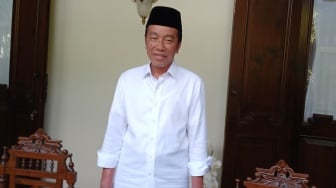 Respon Jokowi Usai Kenakan Jaket PSI dengan Logo Gajah