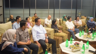 Gubernur Jawa Timur, Khofifah Indar Parawansa bersama Pemimpin Redaksi Suara.com, Suwarjono serta para pimpinan media lokal Jawa Timir saat menggelar sesi pertemuan di Surabaya, Rabu (16/7/2025). [Foto: Dokumentasi JMS]