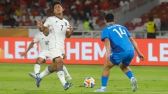 Pesepak bola Timnas Indonesia U-23 Toni Firmansyah berebut bola dengan Pemain Timnas Filipina U-23 dalam pertandingan penyisihan Grup A Piala AFF U-23 2025 di Stadion Utama Gelora Bung Karno (SUGBK), Senayan, Jakarta, Jumat (18/7/2025). [Suara.com/Alfian Winanto]