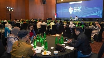 Narasumber memberikan pemaparan saat acara Jatim Media Summit (JMS) 2025 di Whiz Luxe Hotel, Surabaya, Kamis (17/7/2025). [Foto: Dokumentasi JMS]
