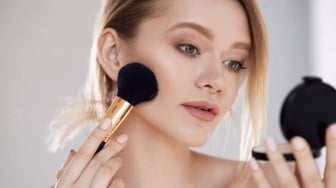 5 Bedak Tabur yang Bagus untuk Sehari-Hari dan Tahan Lama: Efek Blur, Harga Terjangkau!
