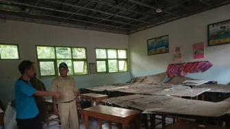 Atap SDN Bojong Ranji Ambruk: Siswa Menjerit, Guru Panik, Perbaikan Dilakukan Swadaya