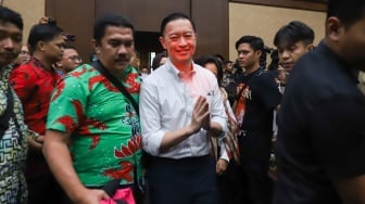 Terdakwa Mantan Menteri Perdagangan Thomas Trikasih Lembong atau Tom Lembong bersiap menjalani sidang putusan di Pengadilan Tipikor, Jakarta, Jumat (18/7/2025). [Suara.com/Alfian Winanto]