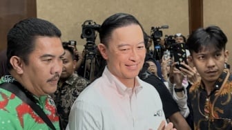 7 Tahun Penjara Menanti? Pendukung Nyanyikan Indonesia Raya saat Tom Lembong Masuk Ruang Sidang