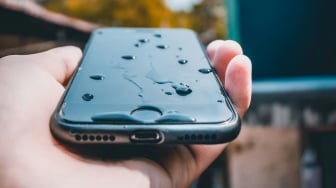 Cara Aman Berenang sambil Bawa HP Xiaomi