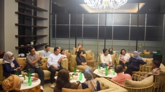 Gubernur Jawa Timur, Khofifah Indar Parawansa bersama Pemimpin Redaksi Suara.com, Suwarjono serta para pimpinan media lokal Jawa Timir saat menggelar sesi pertemuan di Surabaya, Rabu (16/7/2025). [Foto: Dokumentasi JMS]