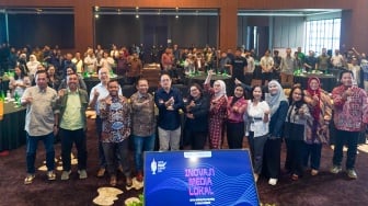 Sekretaris Daerah (Sekda) Provinsi Jawa Timur Adhy Karyono (tengah) bersama Pemimpin Redaksi Suara.com  Suwarjono, Country Program Manager IMS Eva Danayanti dan CEO BeritaJatim Dwi Eko Lokononto serta tamu VIP dan undangan lainnya beserta segenap peserta saat pembukaan acara Jatim Media Summit (JMS) 2025 di Whiz Luxe Hotel, Surabaya, Kamis (17/7/2025). [Foto: Dokumentasi JMS]