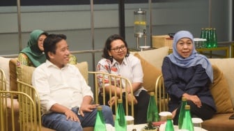 Gubernur Jawa Timur, Khofifah Indar Parawansa bersama Pemimpin Redaksi Suara.com, Suwarjono serta para pimpinan media lokal Jawa Timir saat menggelar sesi pertemuan di Surabaya, Rabu (16/7/2025). [Foto: Dokumentasi JMS]
