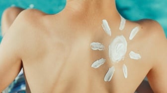5 Rekomendasi Sunscreen untuk Mencerahkan Wajah Kusam, Dijamin Glowing Seharian