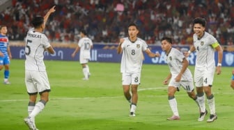 Pesepak bola Timnas Indonesia U-23 berselebrasi usai mendapatkan gol bunuh diri dalam pertandingan penyisihan Grup A Piala AFF U-23 2025 melawan Filipina U-23 di Stadion Utama Gelora Bung Karno (SUGBK), Senayan, Jakarta, Jumat (18/7/2025). [Suara.com/Alfian Winanto]