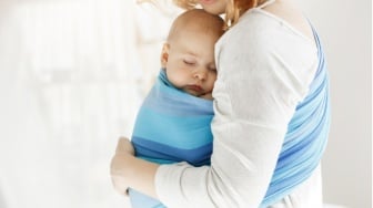 5 Rekomendasi Gendongan Bayi M-Shape Murah, Ergonomis, dan Pundak Nyaman