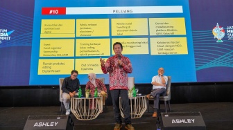 Pemimpin Redaksi Suara.com Suwarjono memberikan pemaparan saat acara Jatim Media Summit (JMS) 2025 di Whiz Luxe Hotel, Surabaya, Kamis (17/7/2025). [Foto: Dokumentasi JMS]
