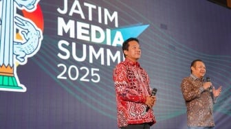 Pemimpin Redaksi Suara.com Suwarjono (kiri) dan CEO BeritaJatim Dwi Eko Lokononto (kanan) memberikan sambutan saat pembukaan acara Jatim Media Summit (JMS) 2025 di Whiz Luxe Hotel, Surabaya, Kamis (17/7/2025). [Foto: Dokumentasi JMS]
