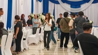 Ditemani Jordi Onsu, Sarwendah Tegar di Rumah Duka Urus Jenazah Ayahnya