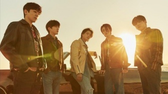 DAY6 Tulis Lagu Penuh Cinta untuk yang Telah Tiada Lewat 'above the clouds'